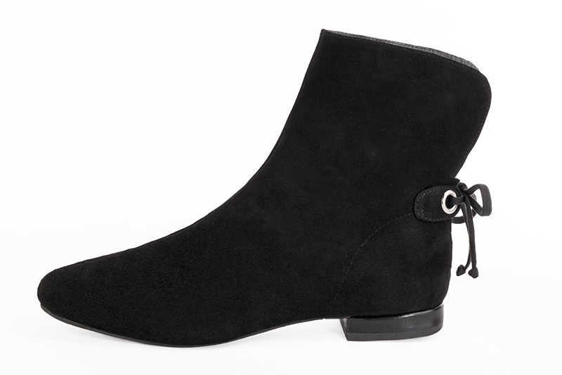 Matt black women's ankle boots with laces at the back. Round toe. Flat block heels. Profile view - Florence KOOIJMAN